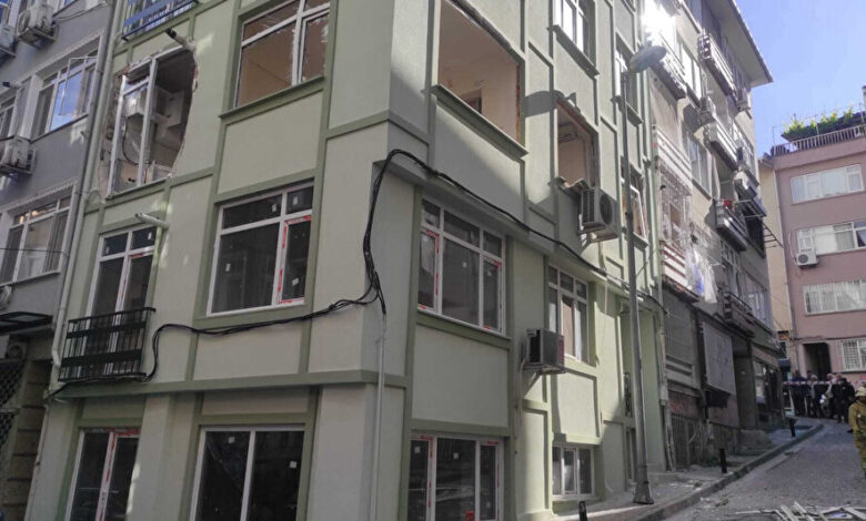 Beşiktaş Türkali Mahallesi'nde 5 katlı bir binanın 3. katındaki dairede doğal gaz patlaması meydana geldi.