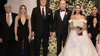 Beşiktaş yönetiminin de tam kadro bulunduğu gecede, Hüseyin Yücel ve eşi Nurşah Adalı'nın nikâh şahitliklerini devlet sanatçısı Ümit Tokcan ve Beşiktaş Jimnastik Kulübü Başkanı Hasan Arat yaptı.