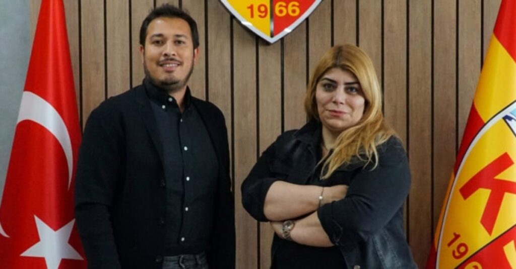  29 Mayıs 2021 tarihinde Kayserispor Başkanı Berna Gözbaşı’nın da bulunduğu imza töreninde Ali Naibi Kayserispor Futbol Direktörü olmuştu.