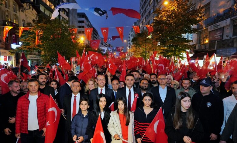 Binlerce vatandaş Beşiktaş'ta Cumhuriyet için yürüdü.