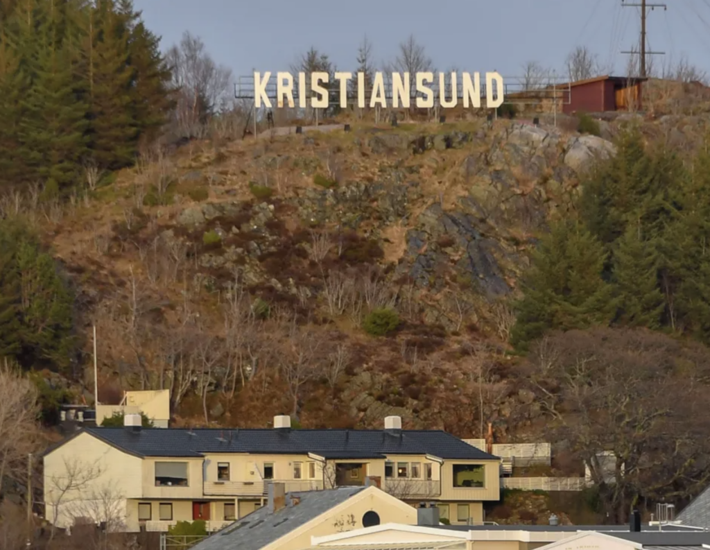 Solskjaer, Norveçli bir futbolcu ve teknik direktördür. 26 Şubat 1973'te Norveç'in Kristiansund kentinde doğmuştur