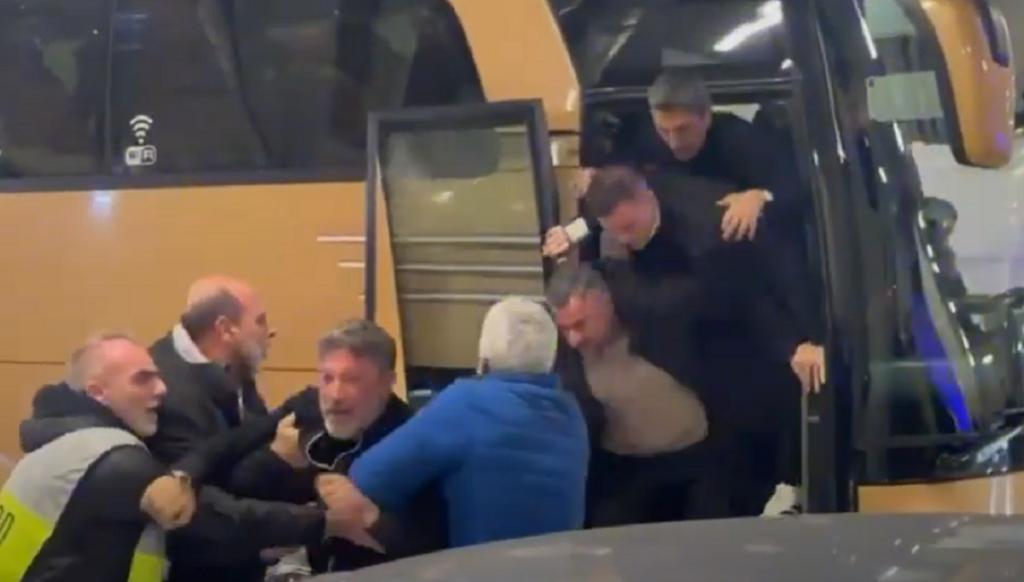 PAOK Teknik Direktörü Razvan Lucescu ve yardımcıları, geçtiğimiz hafta Yunanistan Kupası’nda AEK ile deplasmanda oynadıkları maç sonrası otopark alanında çıkan kavga nedeniyle 4’er ay men cezası aldılar.