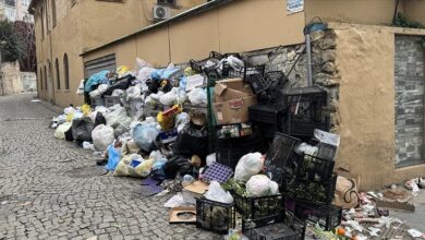 Beşiktaş Belediyesi'ndeki işçilerin alacaklarını alamadıkları gerekçesiyle iş bırakmaları üzerine ilçedeki bazı mahallelerde çöpler toplanmadı.