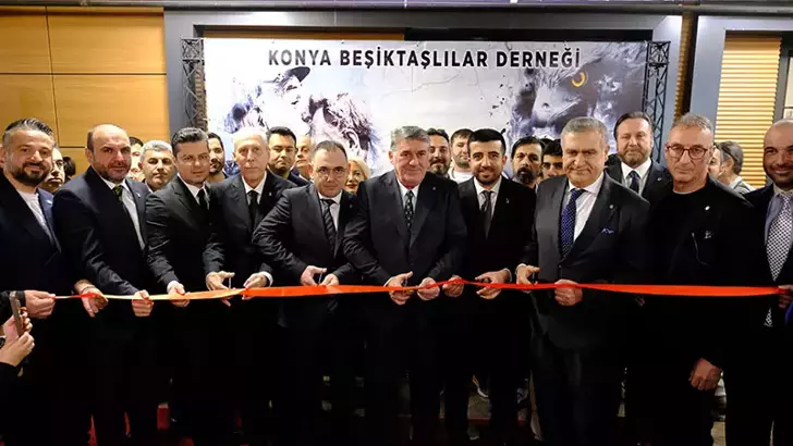 Konyaspor ile karşılaşacak olan Beşiktaş maçını izlemek üzere Konya’ya gelen Beşiktaş Başkanı Serdal Adalı, Konya Beşiktaşlılar Derneği’nin açılışını gerçekleştirdi. Başkan Adalı, taraftarların yoğun ilgisiyle karşılaştı. Taraftarlar, Başkan Adalı ile fotoğraf çektirdi. 